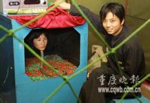 situs amanqq Penatua Mo menyerahkan cincin penyimpanan kepada Zhang Yifeng